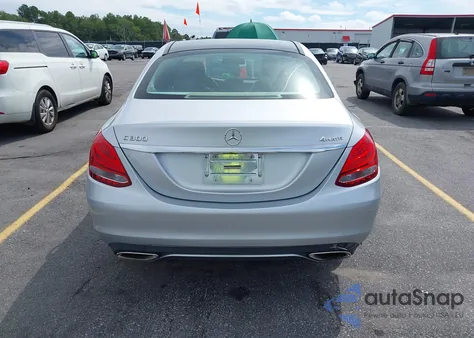 2015 Mercedes-Benz C 300 4Matic z USA, uszkodzony, nr VIN 55SWF4KB8FU005678